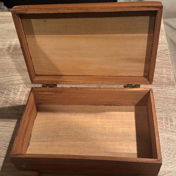 1940’s Vintage Wooden Mid-20th-Century Cedar Keepsake or Jewelry Chest - Picture 3 of 5